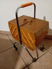 Cestino cucito in legno con ruote