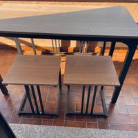 Tavolo con sgabelli