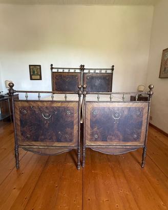 Letti gemelli antichi intarsiati in legno e ottone