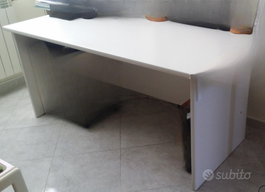 Scrivania bianca moderna – ampia e robusta
