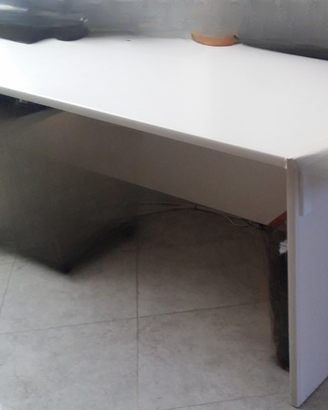 Scrivania bianca moderna – ampia e robusta