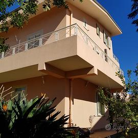 Villa indipendente con giardino fronte mare