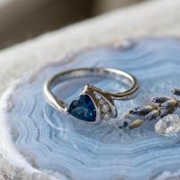 Anello  Blu Trillion & Zirconi -  oro bianco