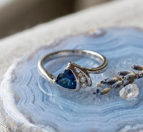 Anello  Blu Trillion & Zirconi -  oro bianco