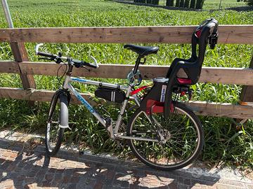 Bicicletta mountain bike con ruote da strada
