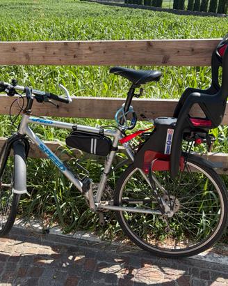 Bicicletta mountain bike con ruote da strada