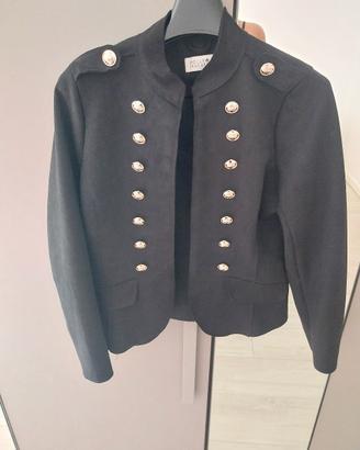 giacca nera stile militare Molly Bracken