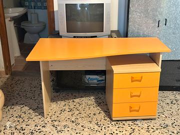 Scrivania con Cassettiera