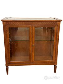 Vetrina in legno con ante in vetro e ripiano