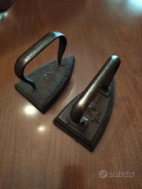 Antico ferro da stiro con decoro 