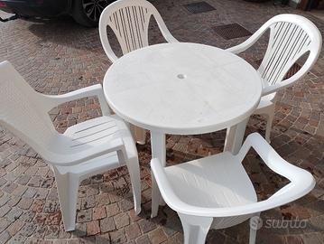 tavolo e sedie da giardino