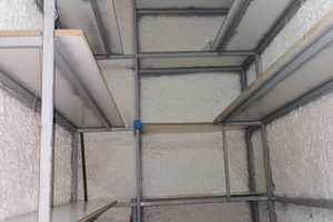 In parco privato, cantinola con scaffalature