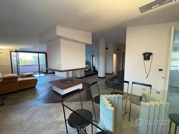 Attico / Mansarda di 100 m² con 2 locali a Busto A