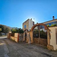 Casa indipendente con giardino e doppio posto auto