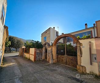 Casa indipendente con giardino e doppio posto auto