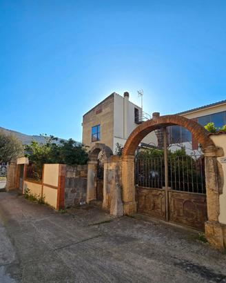 Casa indipendente con giardino e doppio posto auto