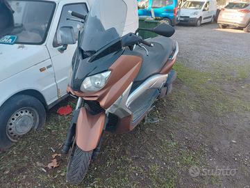 YAMAHA X-MAX 250