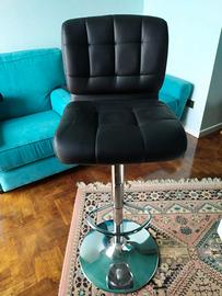 Sgabello in ecopelle nera alzabile e girevole