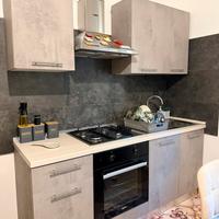 Cucina con elettrodomestici