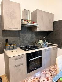 Cucina con elettrodomestici