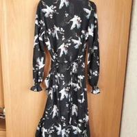 Vestito nero floreale elegante con volant