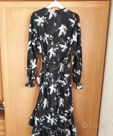 Vestito nero floreale elegante con volant