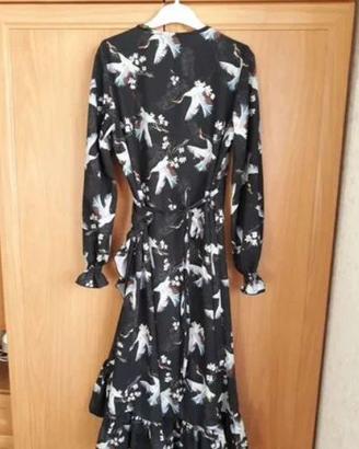 Vestito nero floreale elegante con volant