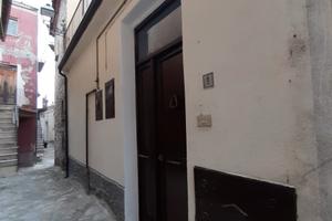 Trilocale in parte ristrutturato