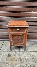 comodino vintage da restaurare.