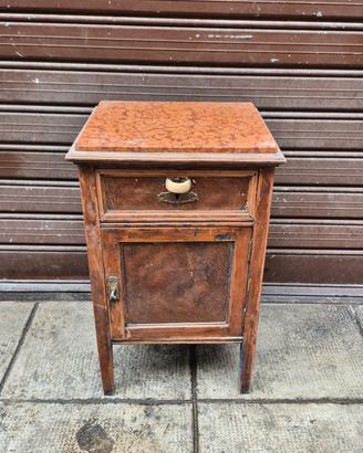 comodino vintage da restaurare.