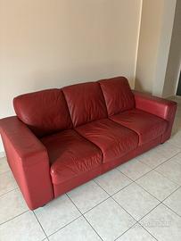 Divano rosso in pelle tre posti