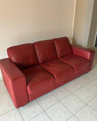 Divano rosso in pelle tre posti