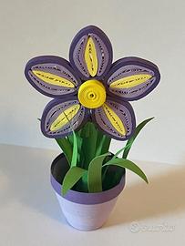 Vasetto di fiori viola fatto a mano in origami