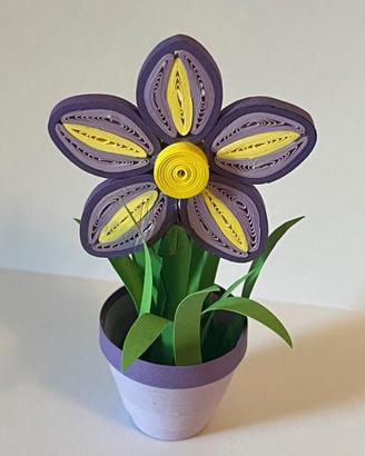 Vasetto di fiori viola fatto a mano in origami