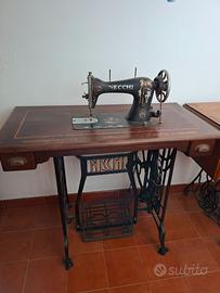 Macchina da cucire Necchi vintage con mobiletto