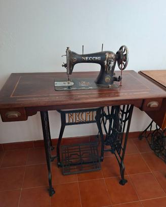Macchina da cucire Necchi vintage con mobiletto