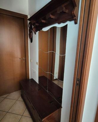 Cassapanca con cappelliera in legno