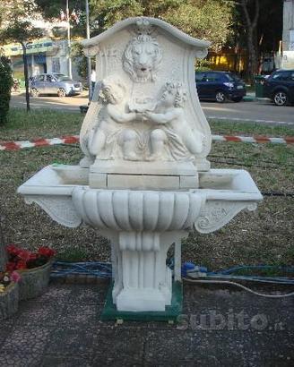 Fontana a muro con putti in cemento bianco