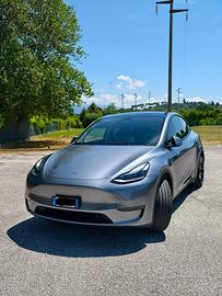 Tesla model Y Long Range 2023 argento mercurio 20"