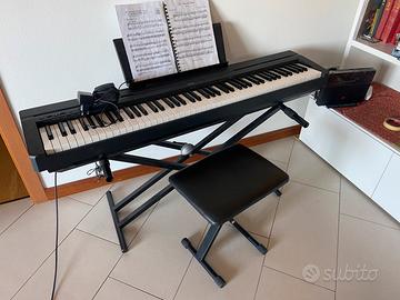 Piano digitale Yamaha P-45 con sgabello e libri