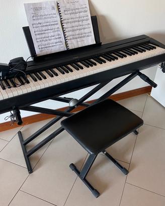 Piano digitale Yamaha P-45 con sgabello e libri