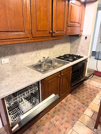 Cucina classica in legno con top effetto pietra