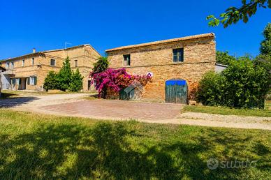CASA DI CORTE A LORETO