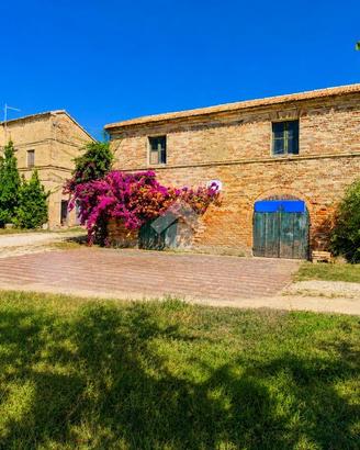CASA DI CORTE A LORETO