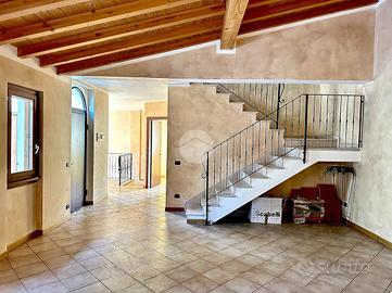 VILLA A SCHIERA A DELLO