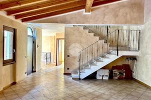 VILLA A SCHIERA A DELLO