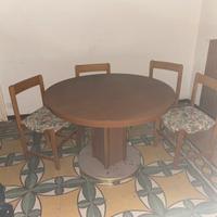 Tavolo rotondo e sedie