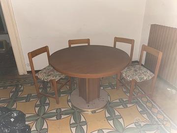 Tavolo rotondo e sedie