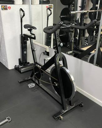 Spin Bike con volano regolabile