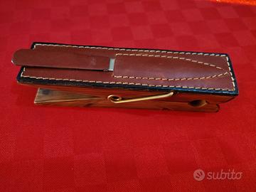 Pinza molletta fermacarte vintage in legno e pelle